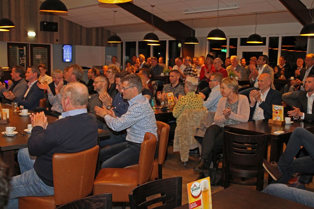 Applaus van de aanwezigen aan het einde van de avond (foto: Bennie de Boer) Applaus van de aanwezigen aan het einde van de avond (foto: Bennie de Boer)