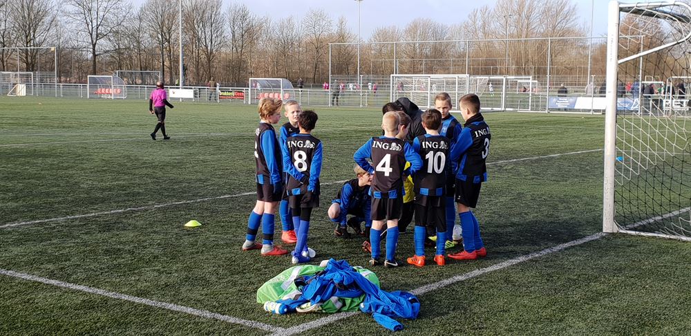 ACV diende in de rust op het veld te blijven, waar de ranja klaarstond en de scheids nog even wat strekoefeningen deed.