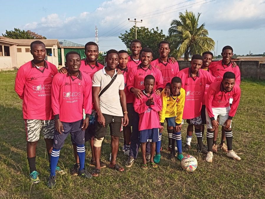 Teamfoto_St_John_of_God_hospital_soccer_team.jpg