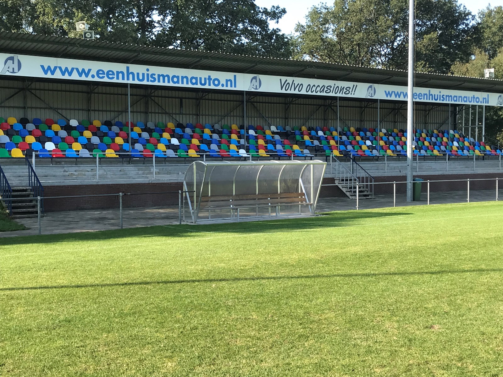 Kleurrijke tribune op sportpark NoordWest klaar voor bezoekers vv Beilen