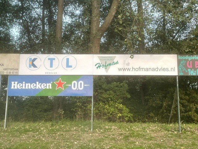 Nieuwe reclameborden sieren hoofdveld - Groot geworden door klein te