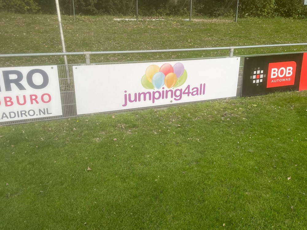 Nieuwe reclameborden sieren hoofdveld - Groot geworden door klein te