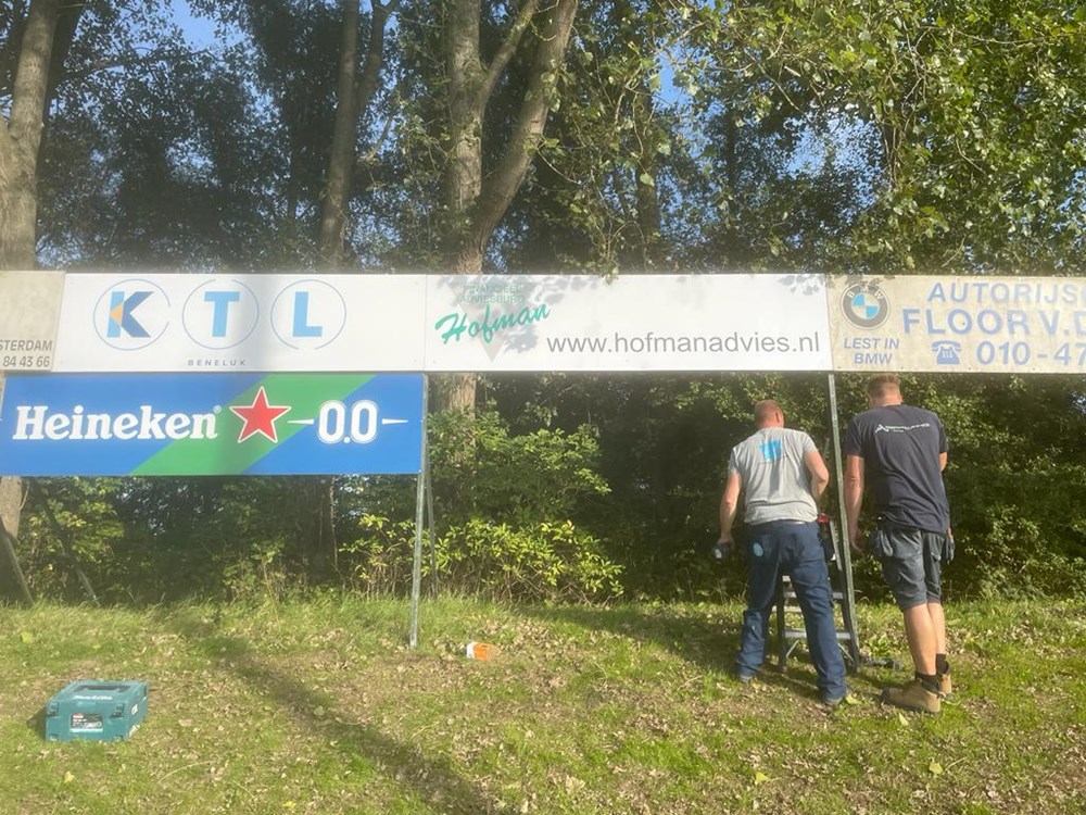Nieuwe reclameborden sieren hoofdveld - Groot geworden door klein te