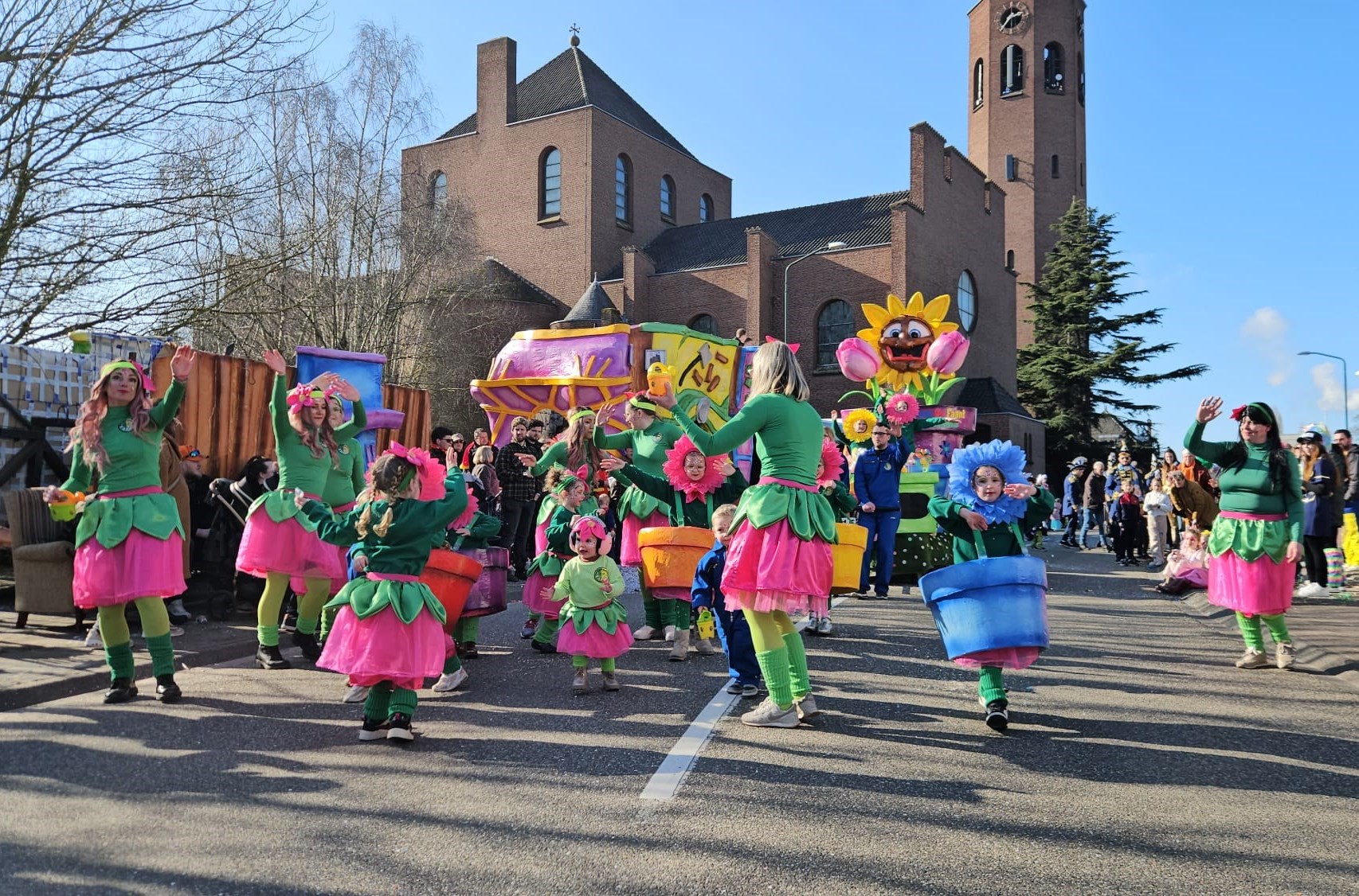 Faantjes als bloemekes in optocht - CV De Faant