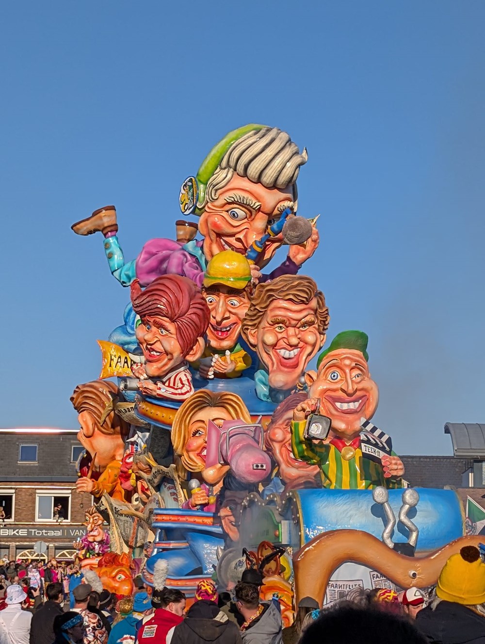 FaantFlits: Geweldige optocht op 't Faantelaand - CV De Faant