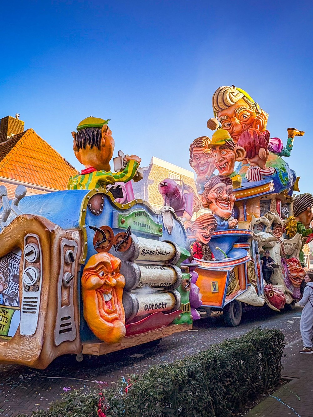 FaantFlits: Geweldige optocht op 't Faantelaand - CV De Faant