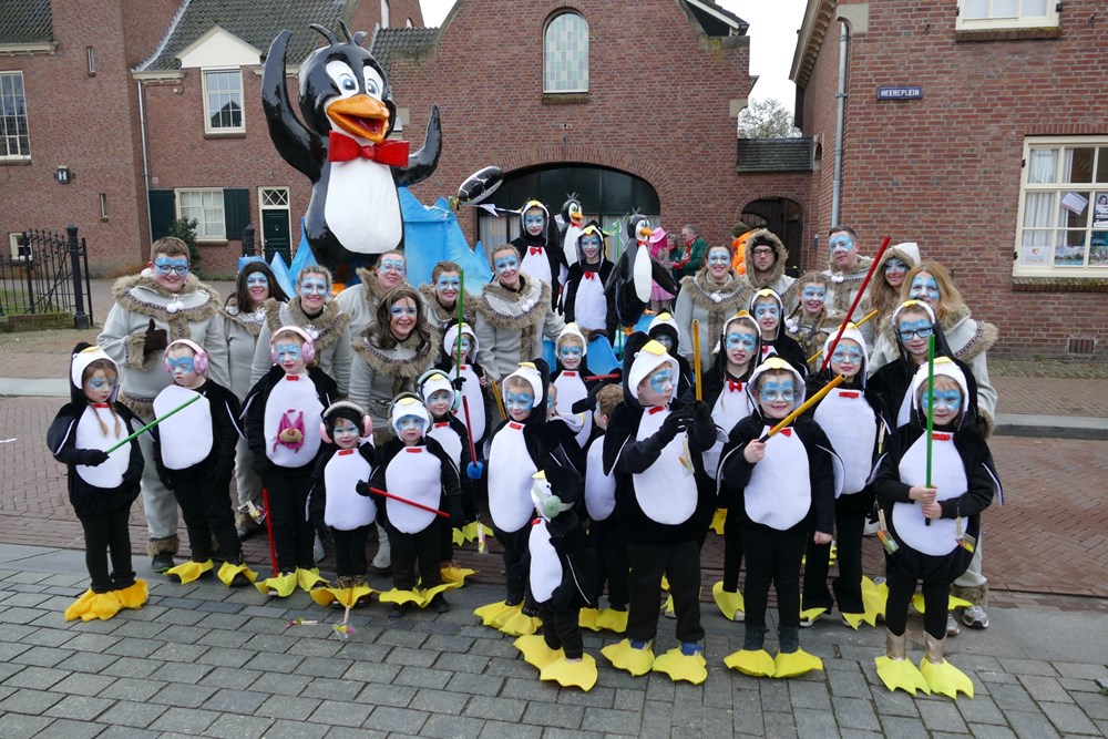 De Pingwinnekes van de Jeugd dansen zich warm tijdens optocht - CV De Faant