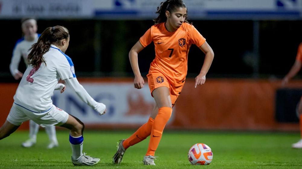 Nederland met Janey Joy v.d. Mije (nr 8) wint ruim van Tsjechië - HFC EDO