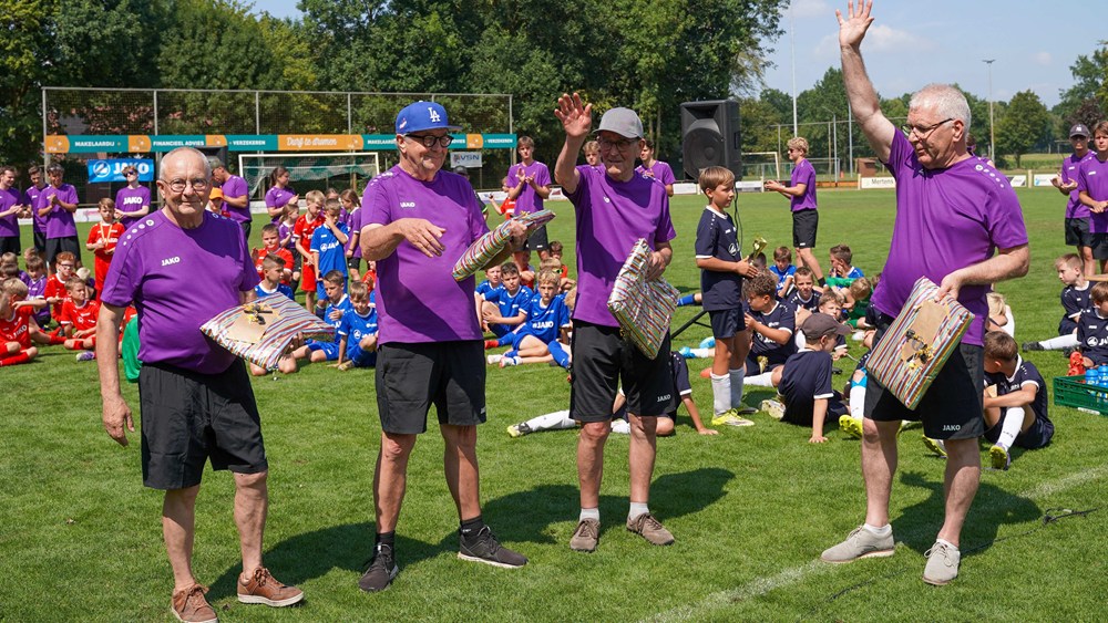 AA_Foto_2_jubilarissen_met_cadeau_VSN.jpg