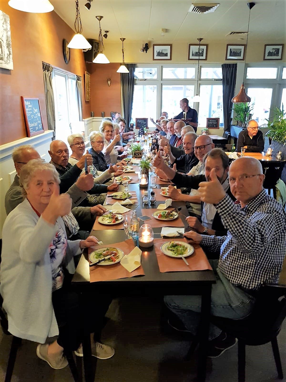 Onderhoudsploeg vv Emst gaat lekker met elkaar uit eten Emst