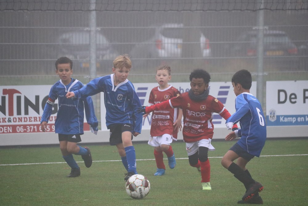 JO8 en JO10 leven zich uit in de mist - S.V. de Heracliden