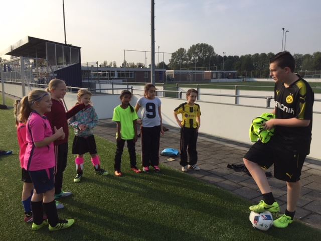 Druk bezochte IJFC Vakantievoetbaldag voor jeugd - IJFC
