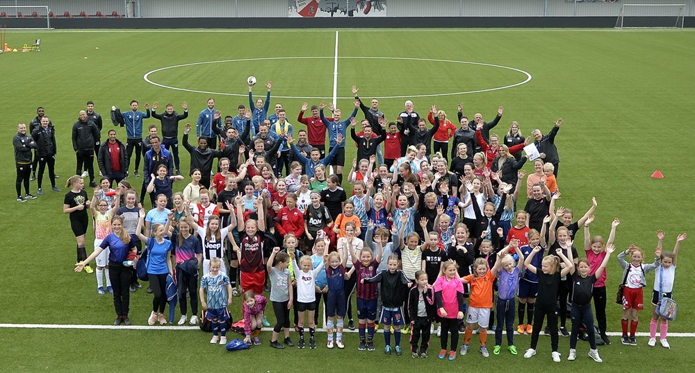 Groepsfoto_voetbalclinic_meisjes-dames.jpg