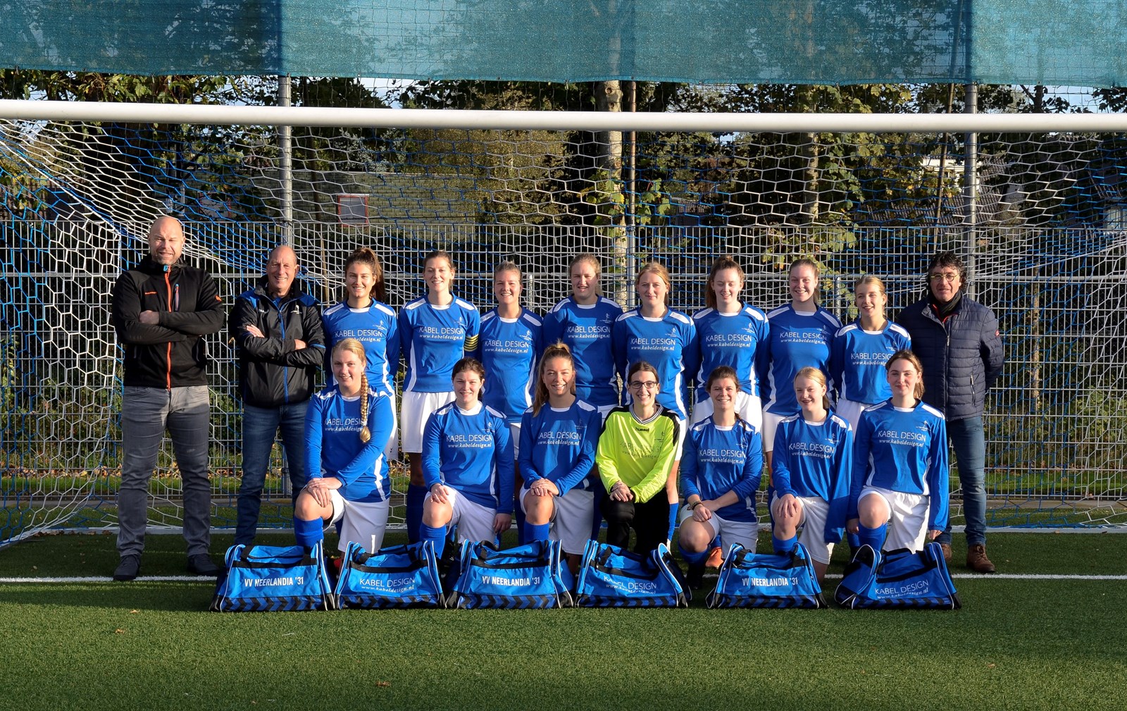 Neerlandia’31 VR1 voorzien van nieuwe tassen! NEERLANDIA