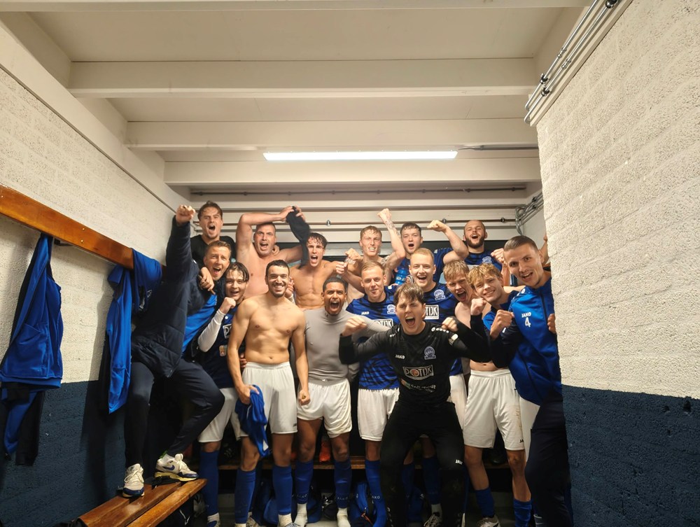 Onb Pakt Kostbare Overwinning! 10 juichfoto_in_de_kleedkamer.jpeg