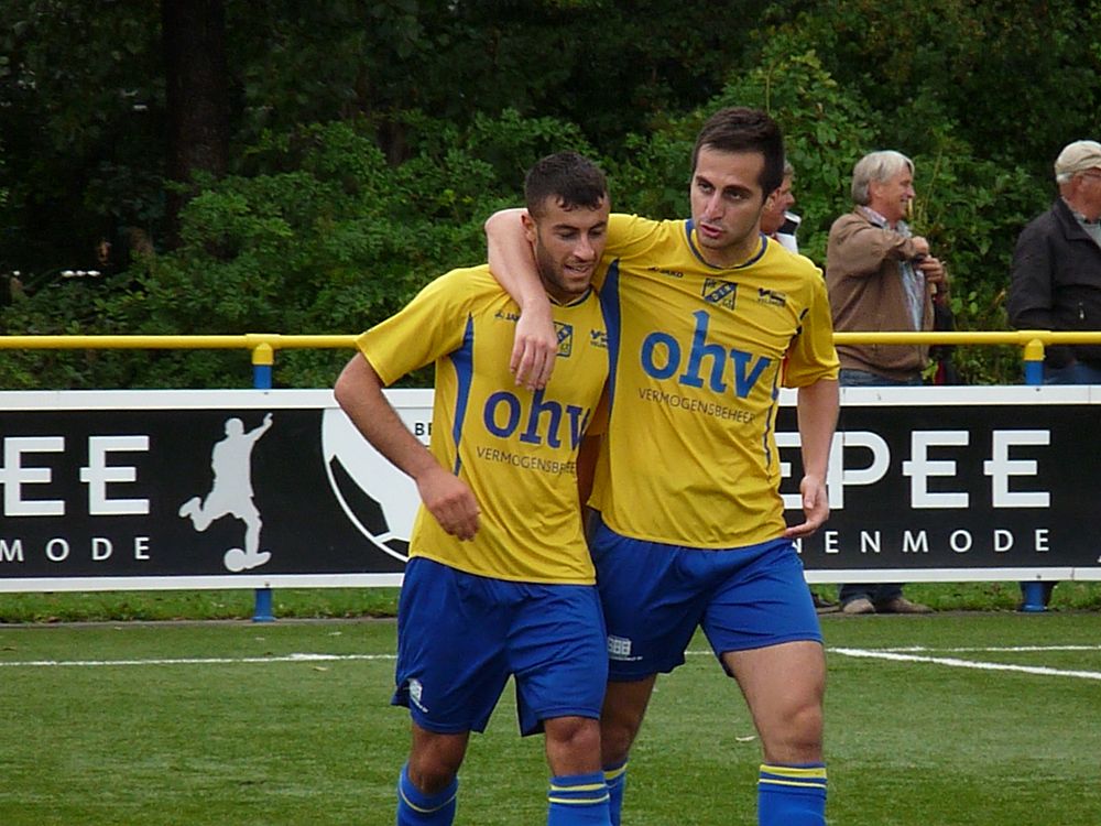 Felicitaties van Faruk Yurdakan aan Ogur Kaya 14 september 2013 ODIN'59 - SDV Barneveld 1-0