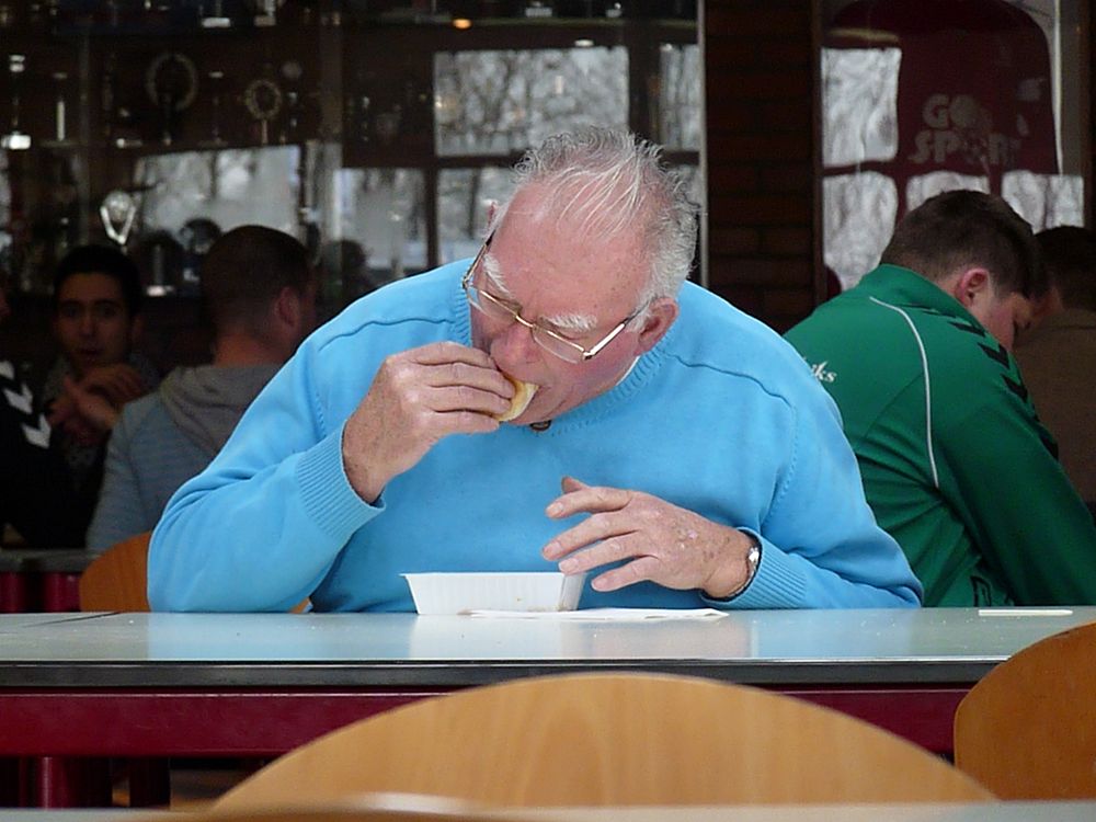 Paul Kamps genietend van een broodje bal