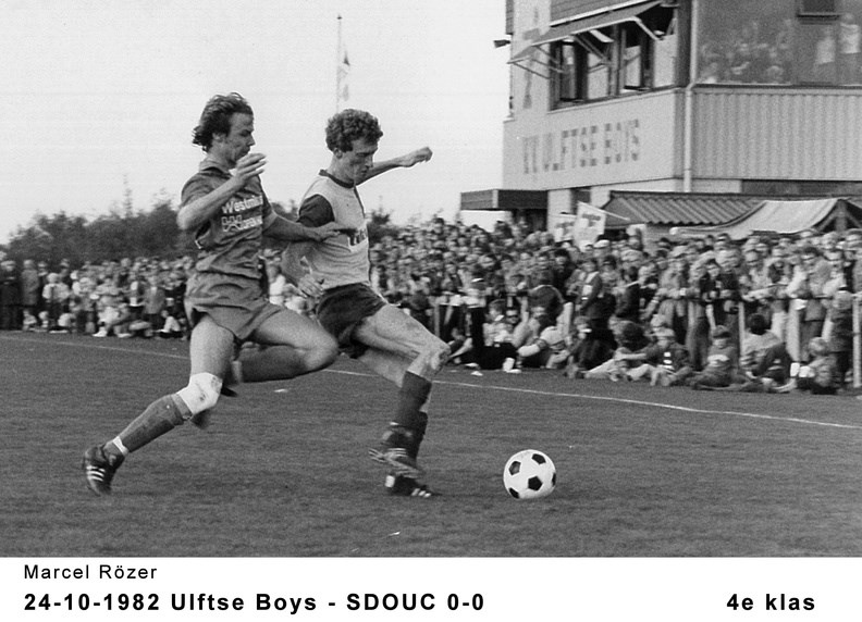 Oud SDOUC-voetballer, schrijver en journalist Marcel Rözer treedt op in