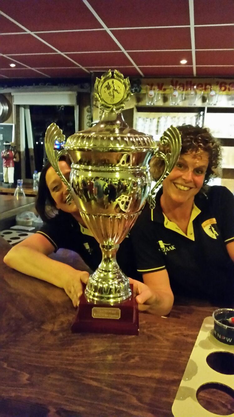 Kantine dames poseren met de Cup met de kleine oren Kantine dames poseren met de Cup met de kleine oren