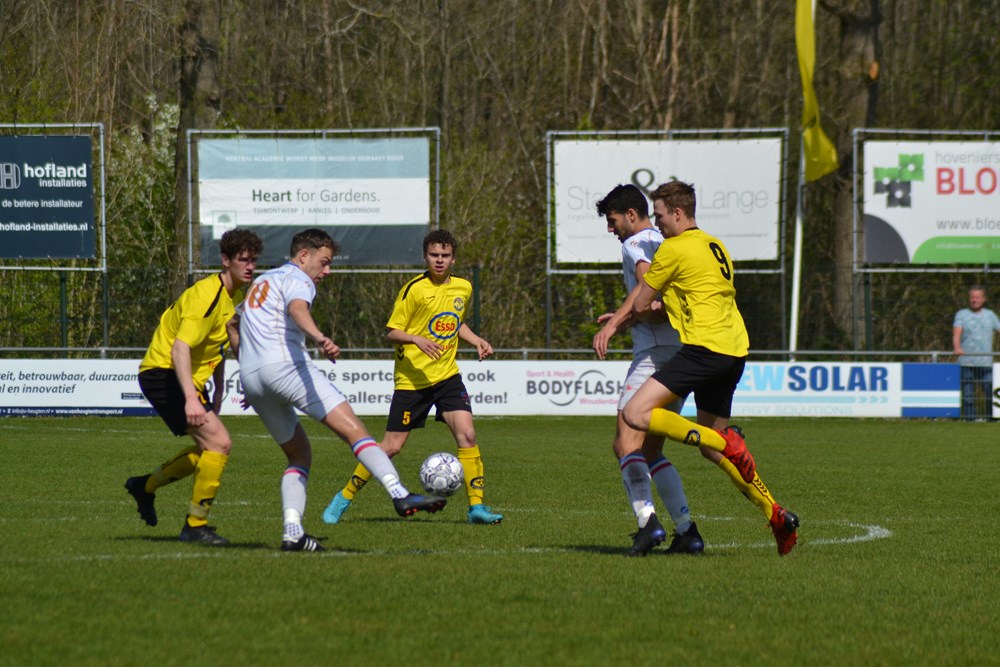 Woudenberg geeft voorsprong in blessuretijd uit handen - v.v. Woudenberg
