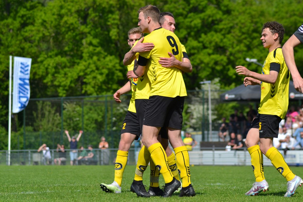 Woudenberg herdenkt Rob Gijsbertsen, gelijkspel tegen VRC - v.v. Woudenberg