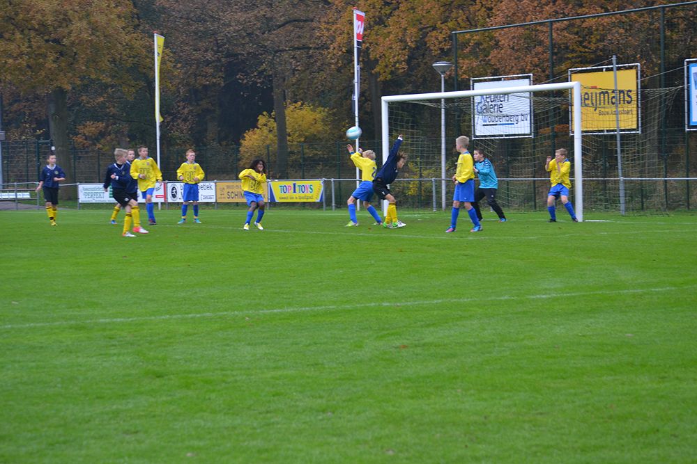Volley op de lat door Coen
